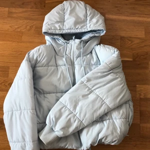 Vinterjacka - Jättefin ljusblå vinterjacka från monki, köpt för runt två år sedan. Som helt ny. Skriv för fler detaljer:)