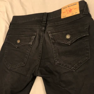 True Religion jeans - Helt svarta trueys. Bra condition och passform. Storlek 32/32. Sitter ganska stacked på mig och inte jätte baggy. Kan mötas upp i Stockholm eller frakta 🙌