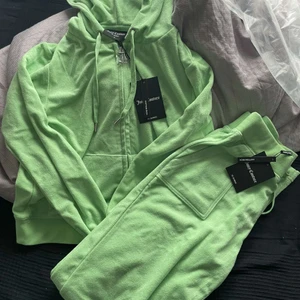 Juicy Couture Set - Säljer mitt nya juicy set eftersom de var i fel storlek, lapparna frf på. Aldrig använda.