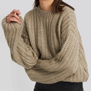 Beige stickad tröja  - Beige stickad tröja från nakd, köparen står för frakten 💓storlek xxs men är mer som en xs/s