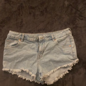 Ljusa jeans shorts  - 😗