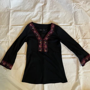 Svart topp  - Svart topp med trekvartslånga ärmar. Storlek S 55kr + frakt