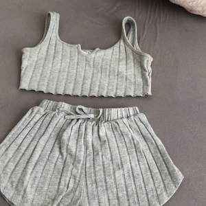 Pyjamas sett  - Jag vill sälja ett Pjamas sätt som jag aldrig använder provat 2 gånger,  Den är nytvättad (själv tvätt) när du köper den hoppas ni vill köpa❤️
