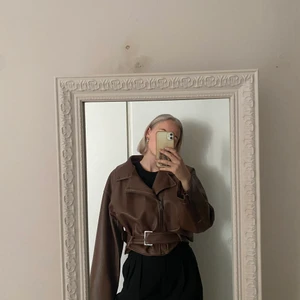 Bikerjacka - Jacka från Bianca Ingrossos kollektion med Nelly. Storlek 40. Sitter snyggt oversized på mig som vanligtvis har storlek small/36. Bälte i midjan. Nyskick. 250 kr exklusive frakt.