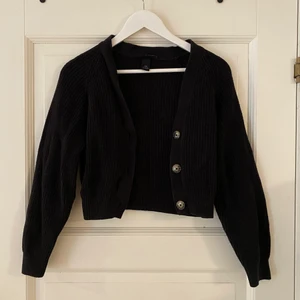 Stickad tröja/kofta - Svart stickad kofta från monki. Använd ca 2-3 gånger. Frakt 51kr. Tryck inte på köp nu. (Kontakta)