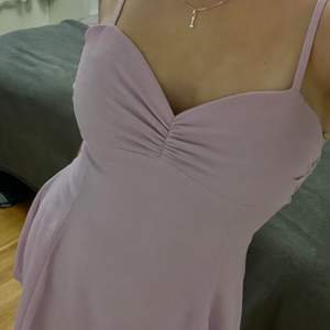 Kort klänning som ger en ”figur passform” kring höft och byst.  Vid intresse så skickar jag gärna fler bilder 💜