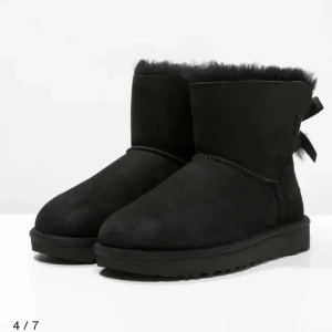 Ugg - Säljer mina uggs då jag vill ha ett par beiga istället😁 nypris 2195kr
