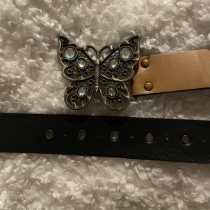 Skärp med fjäril :) - Ett skräp med en fjäril på! Skärpet är i storlek S :) 39kr frakt via postnord 