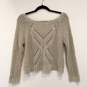 Stickad tröja från Guess - Stickad tröja från Guess 🤍 jättefint skick på denna. Frakt på 49kr tillkommer 📦🍂