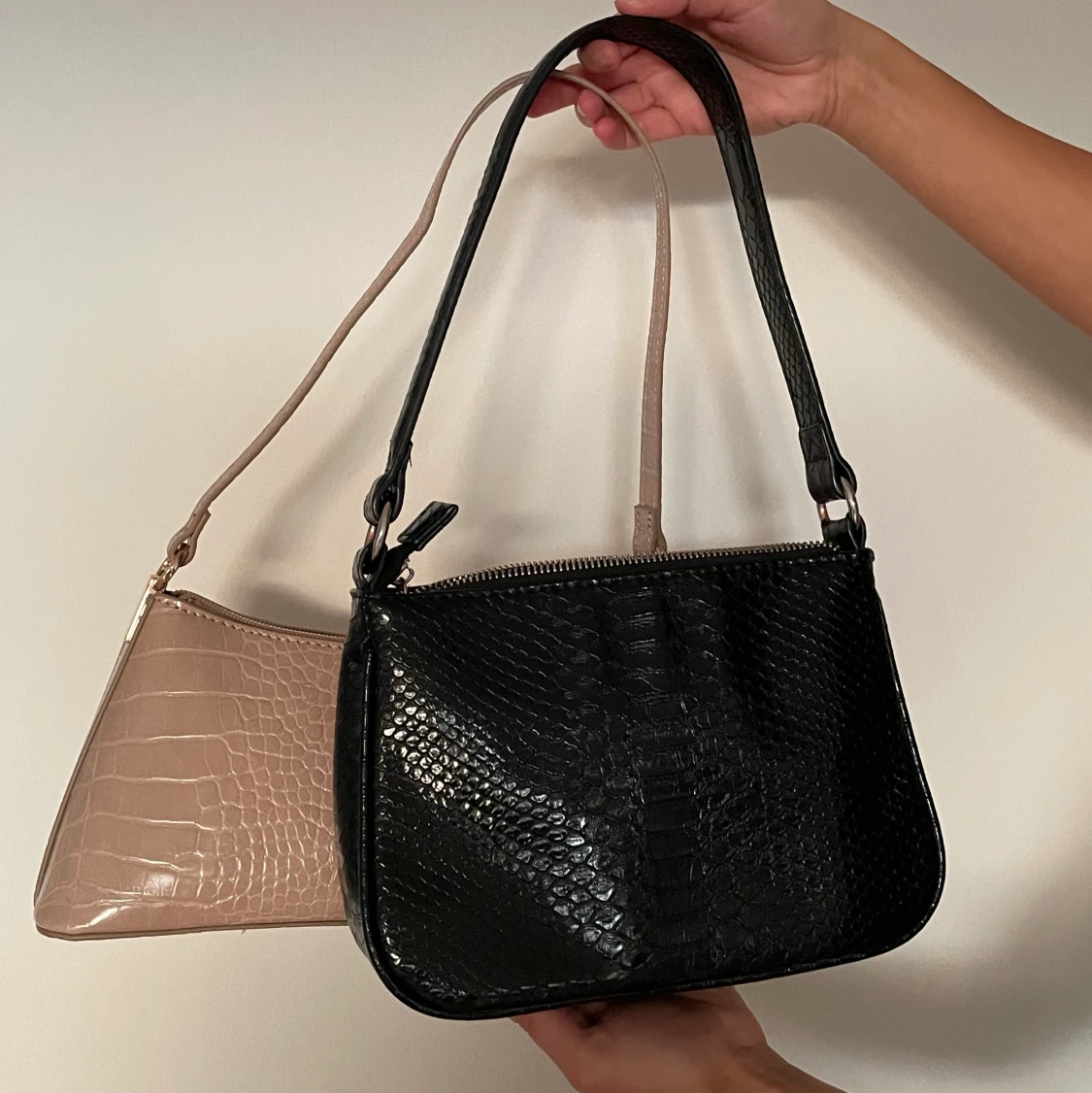 2 st handväskor. Svart & beige  - 90