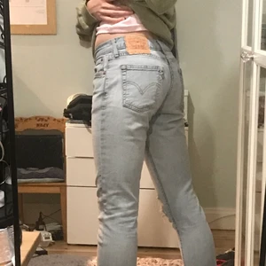 Lågmidjade jeans Levis - Ett par ljusblå lågmidjade Levi’s jeans som fått lite kärlek hos skräddaren med bland annat en ny dragkedja. De är även lite insydda (se sista bild) vilket man själv kan sprätta upp om önskas. Innebenslängd 78 och midjemått tvärsöver 36 (38om uppsprättat)