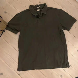 Polo tröja  - Sjysst brun grön tröja från east west. Eftersom den var ganska dyr så blir det högre pris, skit snygg på både tjej och kille form!! Tar bara Swish och möts bara upp i sthlm 