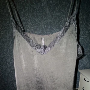 Spets linne - Säljer detta spets linne då den ej kommer till användning.