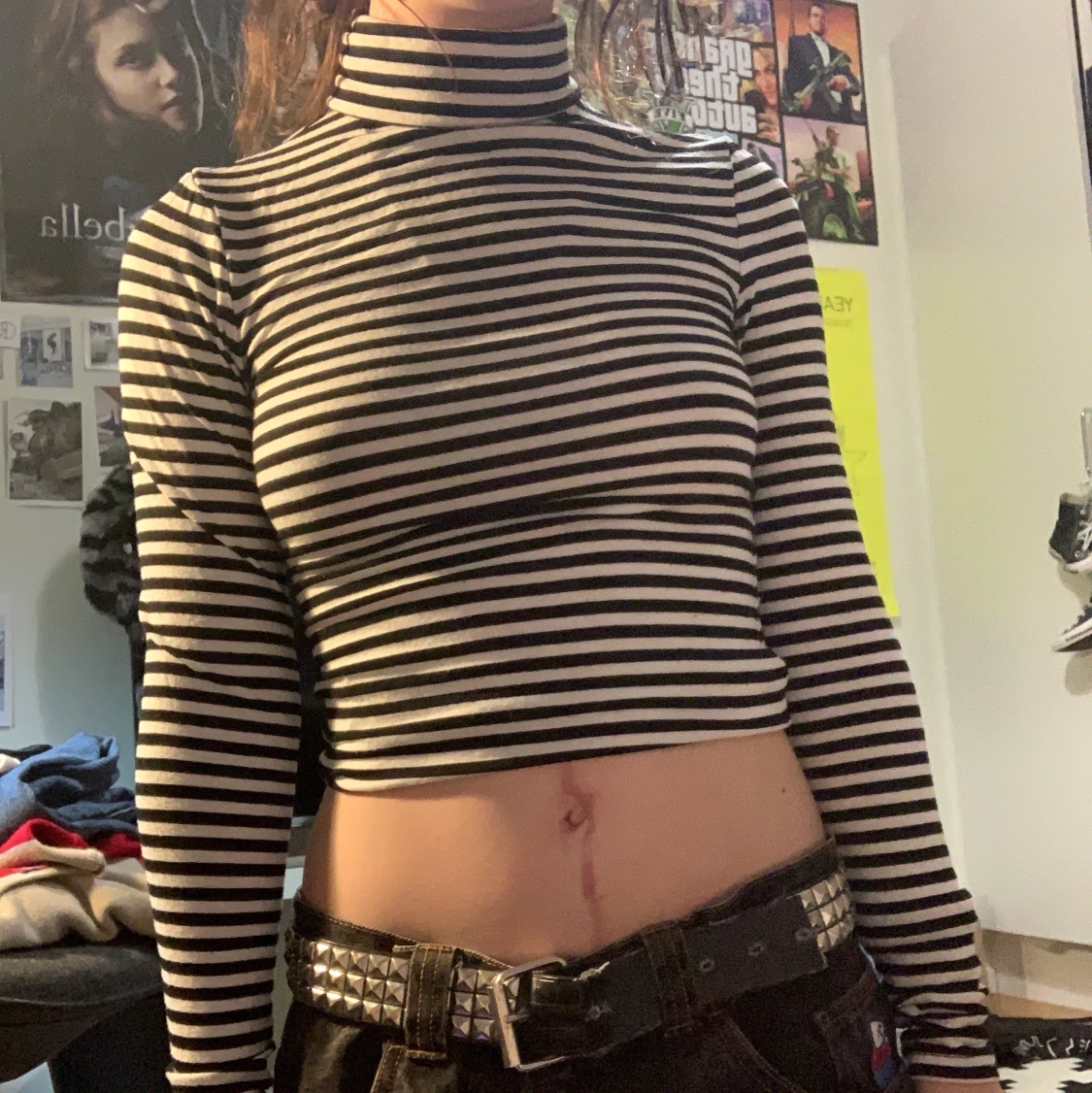 svart och vit randig turtleneck