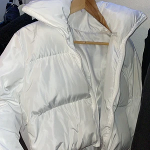 Vit pufferjacka - Säljer min vita pufferjacka använd 2-3 gånger, kommer ej till användning. Strl: XS/S (croppad, kom privat för fler bilder) 
