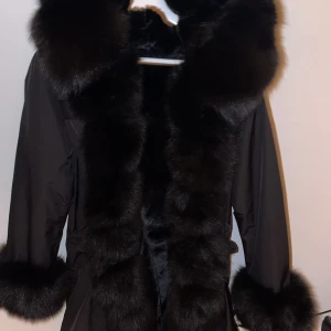 Storlek M\L - Svart Parka jacka stl M/L använd fåtal gånger köptes förra vinter för 6000kr säljs nu för 4500kr äkta kanin päls