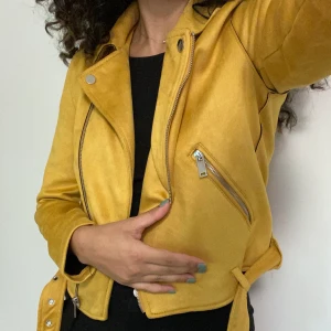 Mustard Jacka  - Snygg till hösten jacka från primark med mocha feel. Använd en gång 💛 pm för fler bilder! 