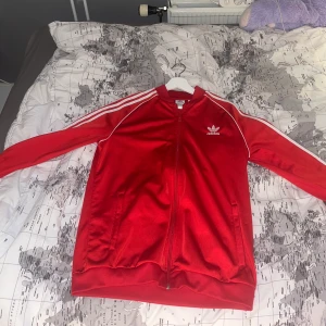 Adidas kofta - Använd 1 gång.  Storlek M men den är lite over size så den sitter som en L.  Ordinarie pris är 450kr men säljer denna för 250kr inklusive frakt som är 59kr, så sammanlagt pris 309kr.