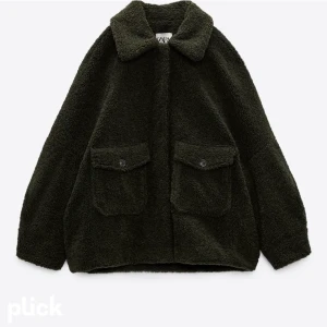 Grön Teddy jacka  - Säljer denna jättesnygga gröna teddyjackan från Zara!!!! Sjukt snygg och slutsåld🥰🥰🥰