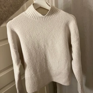 Tröja - Köpt på Sellpy men är från &other stories, bra skick men lite nopprig på några ställen🤍