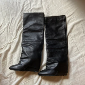 shark boots i äkta läder - Säljer ett par shark boot liknande stövlar från märket LEA-GU, gjorda i italien, äkta läder, fint använt skick. Hämtas i slussen eller postas🤎