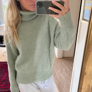Grön tröja - As nice tröja tröja från Zara, bra skick! Sista bilden är lånad.☺️
