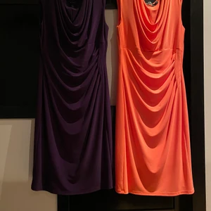 Finklänning - 2 ralp lauren klänningar inköpta i butik i kalmar 2017, en aprikosfärgad och en plommonfärgad, använt 2 ggr var. Italiens storlek, skulle uppskatta dessa till en 38/40. Fint veckat i midjan och mjuk urringning. Knälång på mig som är 180 lång