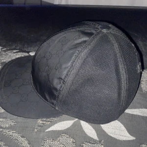 Gucci keps - Jag säljer min gucci keps pågrund av att jag inte använder den längre eftersom jag köpt en annan keps men den är i väldigt bra skick!  Kepsen är väldigt sällsynt därför det höga priset