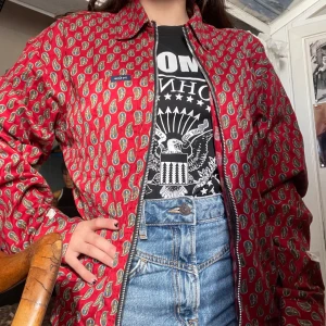 Kofta beyond retro - Kofta från beyond retro. Köpt begagnad i bra skick förutom att en knapp saknas vid ena sidan på kragen. Katt i hemmet. Köparen står för frakten. 