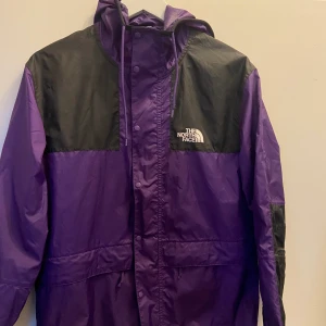 Tracksuit north face  - Tracksuit/vindjacka från the north face. I väldigt bra skick å knappt använd💓