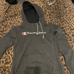 Champion hoodie  - Mörk grå champion hoodie, storlek S. Tar endast Swish 