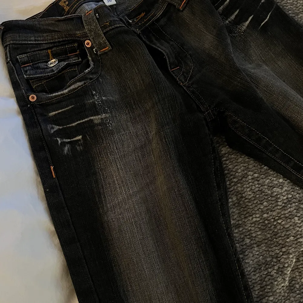 As coola fishbone jeans! Insydda i midjan som man kan se på bild 2💘långa på mig som är 170❤️. Jeans & Byxor.