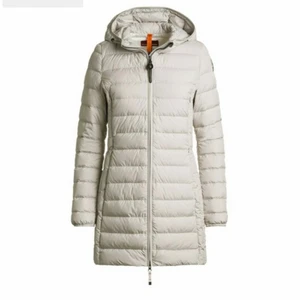 Para jumper  - Säljer min fina parajumper som passar både till vintern eller höst/ vår. En längre dunjacka. Är i gott skick!! Nypris 4799kr . Kontakta mig för bilder på jackan☺️