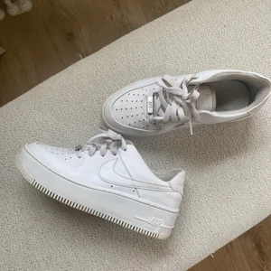 Nike air skor 🤍 - Knappt använda, dem är som nya. Storlek 37,5. 😊 frakten kostar 66kr men kan också mötas upp om du bor i Luleå! 