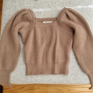 Stickad tröja - Säljer nu en fin stickad tröjs från NAKD, den är mörk beige men den ser ut brun på bilderna.