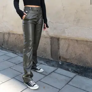 Säljer dessa faux leather pants ifrån alice stenlöfs märke a design, nypris 999kr, nyskick, första bilden är lånad!