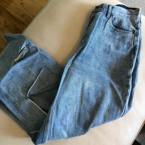 Slitna blåa jeans  - Vida stora blåa jeans från bohoo med stora slitningar. Använt skick. Storlek 40 och långa ben. 