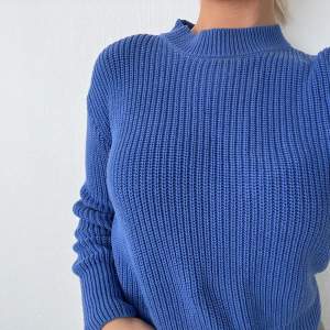 Säljer denna blåa stickade tröjan från visual clothing project. Superfin tröja verkligen men den kommer inte till användning längre. Tröjan är väldigt sparsamt använd så inga defekter. Köpare står för frakt💙