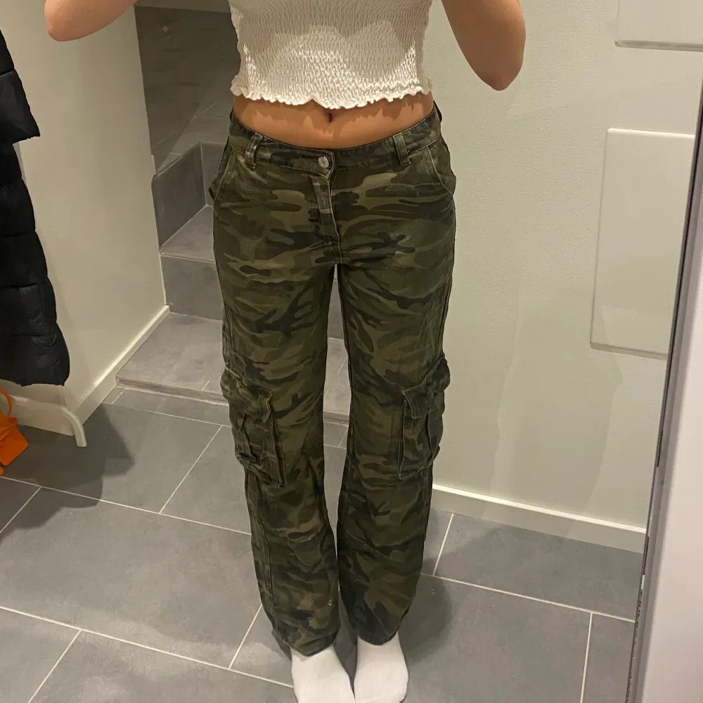 Lågmidjade Cargo byxor med militär mönster🖤jag är cirka 1.70 lång. Högsta bud 160 kr!🤍. Jeans & Byxor.