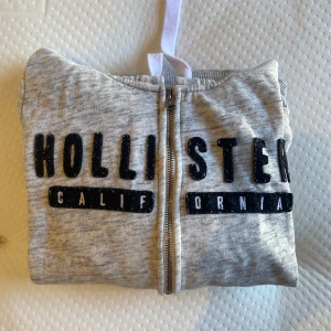 Hollister kofta  - Hollister hoodie / kofta. Har dragkedja, vådligt mysig. 