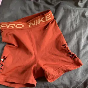 Nike PRO Korta shorts med detaljer vid höfterna  Bra använt skick, inga defekter 