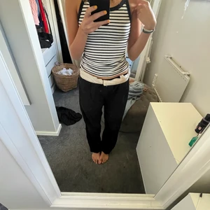 Kostymbyxor - Oversized. Sitter ”normalt” på en storlek 40-42 Viker man upp som jag gjort på bilden passar den 36-38