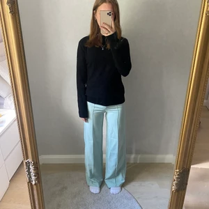Kostymbyxor - Säljer mina ljusblåa kostymbyxor i storlek 36 från Bershka, knappt använda💫