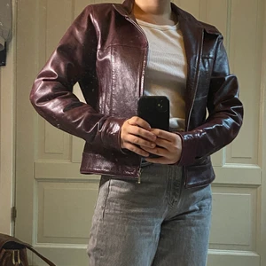 Läder jacka från Zara basic  - Storlek L men känns som M, i gott skick. Använd så att tyget är mjukt, rörligt och bekvämt, inte för stramt läder. Snygg mörkare lila/vinröd färg. Ger enligt mig lite 90s vibbar. 