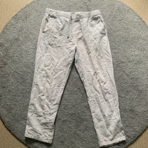 Linnebyxor pull&bear storlek L - Säljer ett par linnebyxor från pull&bear storlek L köpte dom på plick för ett tag sedan men har inte kommit till användning.