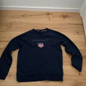 Gant tröja - Säljer min gant tröja för att den har blivit för liten   Skick 9-10   Hämtning vid Enköping biblioteket   Bara swish   skickas ej