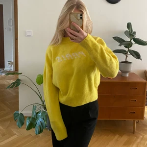 Stickad tröja  - Stickad tröja från & other stories 💛 har texten ”PARIS” på framsidan 