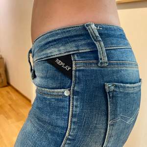 Säljer mina snygga Replay lowwaist jeans i storlek 23/32 Köpta för 1700:- Säljer för 250:-