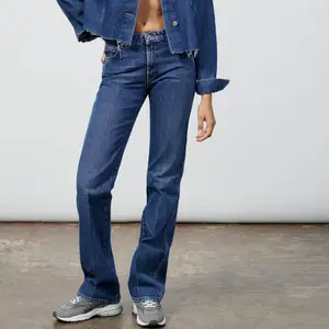 Säljer ett par lågmidjade jeans från Zara med bootcut modell🤍  Storlek 38 (jag är 170)