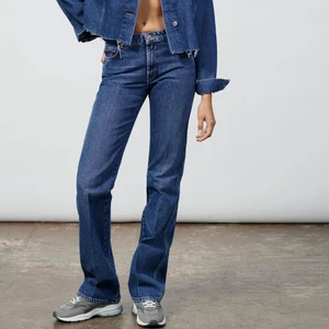 Låmidjade bootcut jeans Zara - Säljer ett par lågmidjade jeans från Zara med bootcut modell🤍  Storlek 38 (jag är 170)